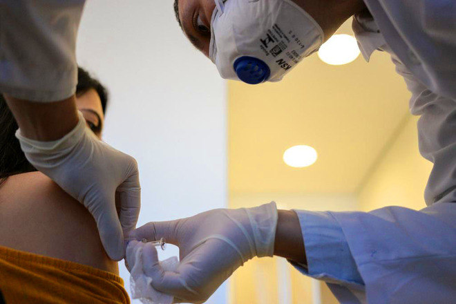 Dentre as potenciais vacinas contra a covid-19 desenvolvidas ao redor do mundo, 47 já estão sendo testadas em humanos e mais de 20 já estão na terceira e última etapa antes de uma possível aprovação por órgãos reguladores - o que representa um passo decisivo rumo à distribuição para a população -, de acordo com a última atualização feita pela OMS (Organização Mundial da Saúde), em 3 de novembro. Quatro desses imunizantes mais avançados passam por estudos no Brasil. Saiba mais sobre cada um deles