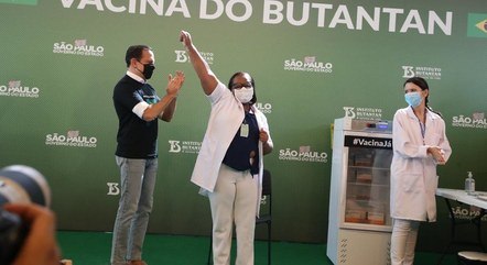 Enfermeira Monica Calazans, a primeira vacinada após aprovação da CoronaVac, em 17 de janeiro