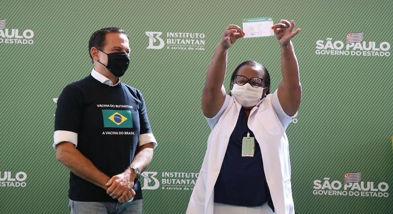 Palco montado para fotos e vídeos da primeira vacina: pandemia como trampolim político