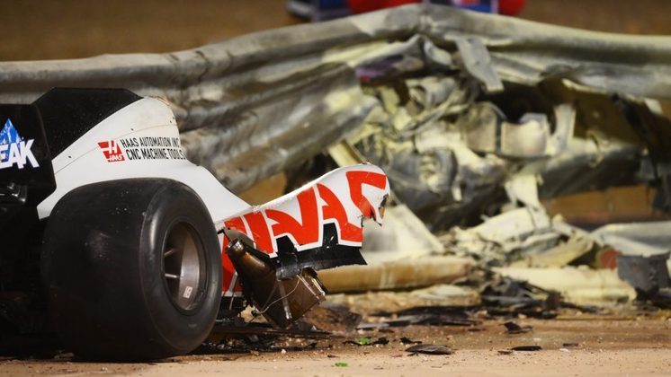 Pela primeira vez na história, a Fórmula 1 vai exibir o carro pilotado por Romain Grosjean, que foi incendiado no Grande Prêmio do Bahrein, em 2020. O acidente aconteceu na primeira volta da etapa e foi quase fatal para o francês.O chassi será exibido no Formula 1 Exhibition, em Madrid, a partir do dia 24 de março.Confira as imagens:
