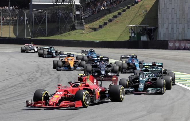 Após largar em décimo lugar, Hamilton foi ganhando posições importantes já nas primeiras voltas e, rapidamente, chegou ao terceiro lugar, atrás apenas de Sergio Perez e Max Verstappen, ambos da Red Bull