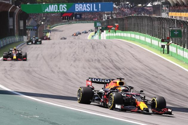 Na metade da corrida, o holandês Max Verstappen liderava, seguido por Lewis Hamilton