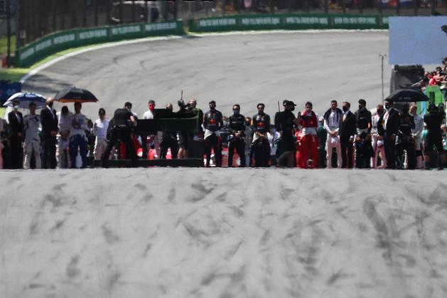 Pilotos e equipes se preparando para o início da corrida, em Interlagos