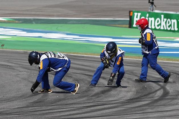 Assistentes precisaram limpar a pista após um acidente entre o alemão Mick Schumacher, da Haas F1, e o finlandês Kimi Raikkonen, da Alfa Romeo Racing