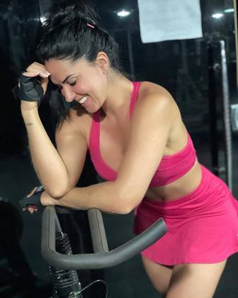 O rosa também aparece com frequência nos looks de academia da influenciadora digital. Na foto acima, ela escolheu um conjunto à la Penélope Charmosa