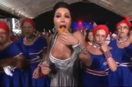 Gracy simulou mordida em pedaço de pizza