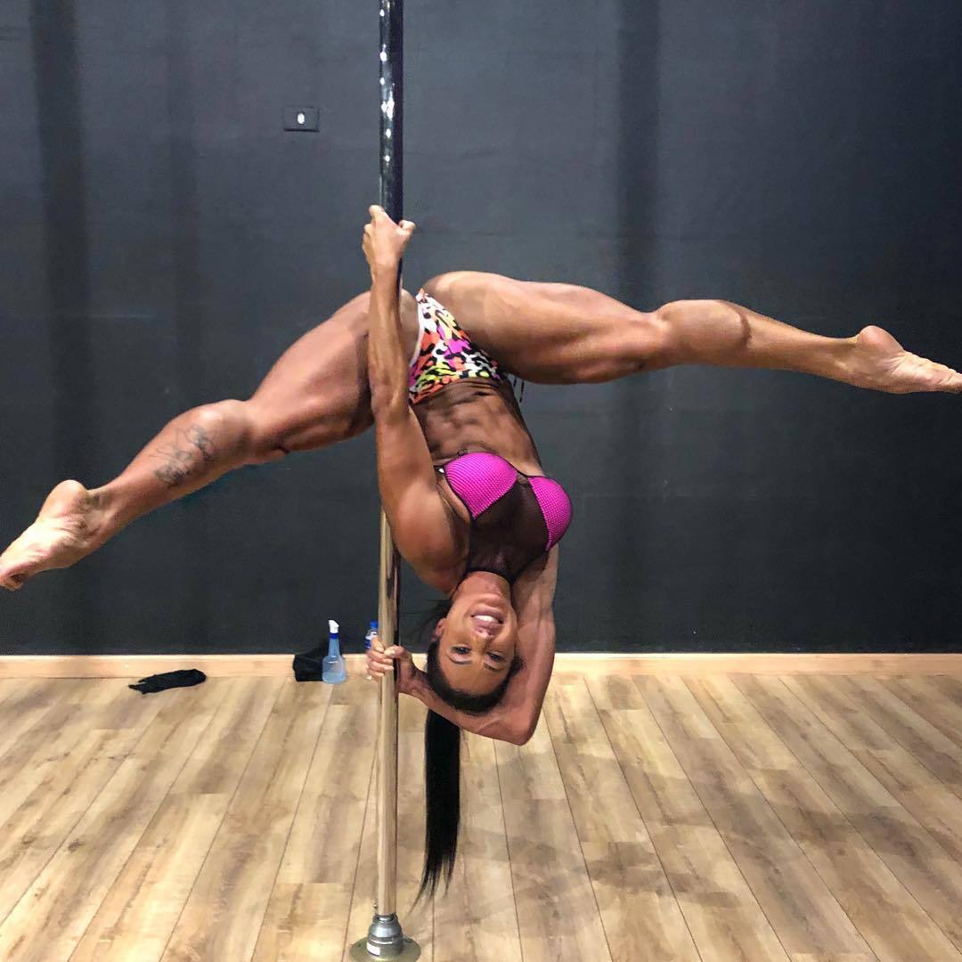 Musa Versátil Gracyanne Dá Aula De Sensualidade No Pole Dance Fotos