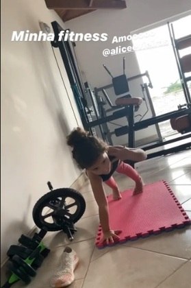 Na quarentena pela pandemia de Covid-19, em abril de 2020, a influenciadora digital fez fotos da netinha fazendo exercícios em casa e brincou: 