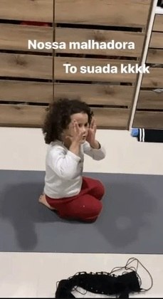 Em outra publicação, a neta de Gracy e Belo faz flexões e diz: 