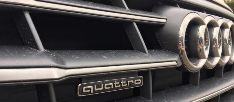 O carro  equipada com trao integral Quattro