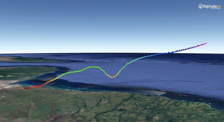 Gráfico da plataforma de monitoramento de voos FlightRadar24: aeronave mergulhou em direção ao oceano logo após a decolagem
