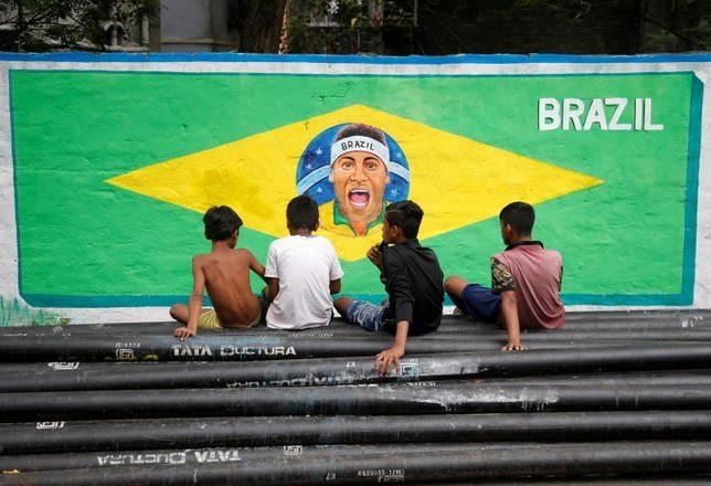 No Brasil, na Rússia, no Paquistão ou na Índia... Neymar é o rosto mais pintado em murais pelo mundo. O craque da seleção brasileira é amado por jovens e adultos e retratos antes da Copa do Mundo. Neste muro, em Kolkata, na Índia, quatro crianças observam admiradas o rosto do camisa 10 da seleção brasileiraCurta a página R7 Esportes no Facebook