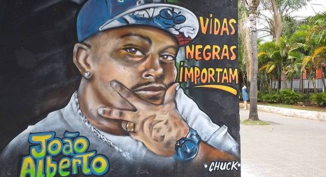 Grafite em homenagem a João Alberto Freitas feito pelo artista e educador Chuck na estação Itaim Paulista da CPTM, na zona leste de São Paulo