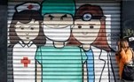 Grafite em porta de estabelecimento comercial em Sorocaba, no interior de São Paulo, presta homenagem a médicos e enfermeiros
