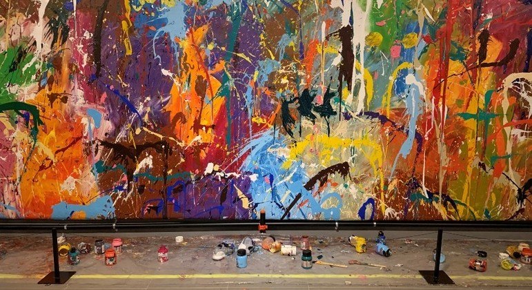Casal usou tinha para fazer as três marcas em verde-escuro perto do centro do grafite
