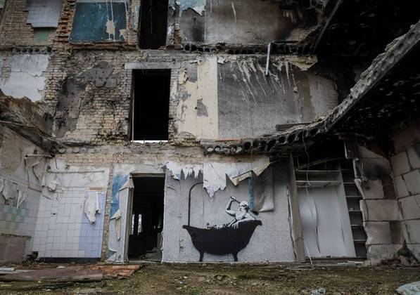 As especulações de que o famoso artista de rua britânico Banksy estivesse na Ucrânia foram confirmadas depois que uma série de murais apareceu na cidade de Borodianka, nos arredores da capital ucraniana, Kiev 