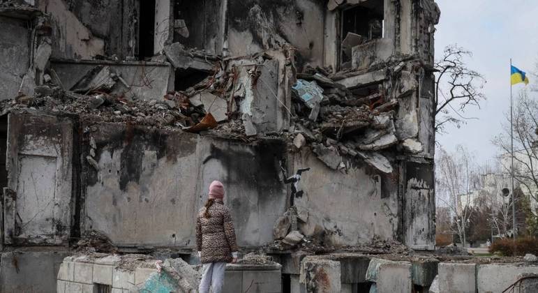 Banksy pintou uma bailarina dançando sobre escombros da guerra
