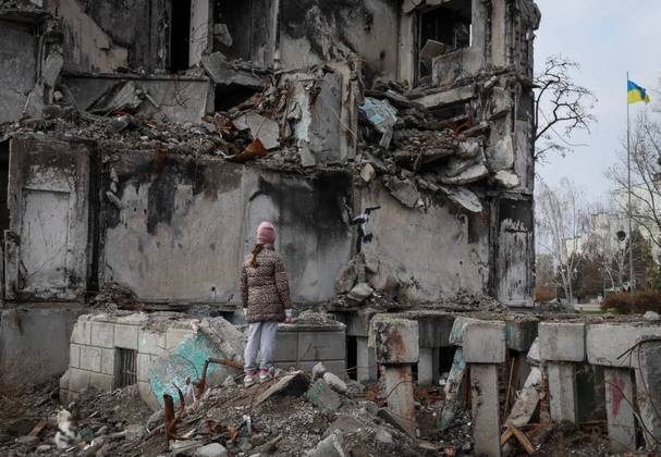 O artista postou no Instagram as imagens do novo trabalho dele, no qual apresenta uma ginasta em meio às ruínas. 'Borodianka, Ucrânia', diz a legenda