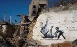 Outra obra em Borodianka, cuja autoria não foi reivindicada por Banksy, mostra um menino que joga no chão um homem com uniforme de judô. A cena pode ser uma referência ao presidente russo, Vladimir Putin, apaixonado por artes marciais