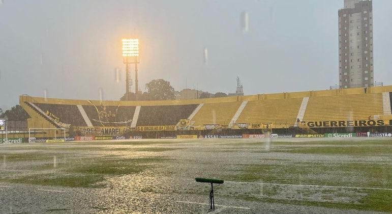 Gramado do Estádio Primeiro de Maio durante paralisação no 1º tempo