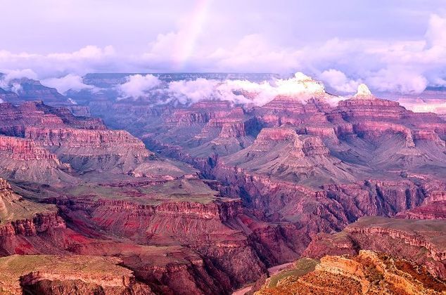 Grand Canyon (EUA) - Situado no Arizona, é uma formação geológica com camadas de rocha vermelha, esculpida ao longo de milhões de anos. O cânion tem, em média, 16 km de largura ao longo de 445 km. Sua profundidade máxima é de 1.829 metros. Grande parte da área é um parque nacional, com corredeiras de águas bravas do Rio Colorado. 