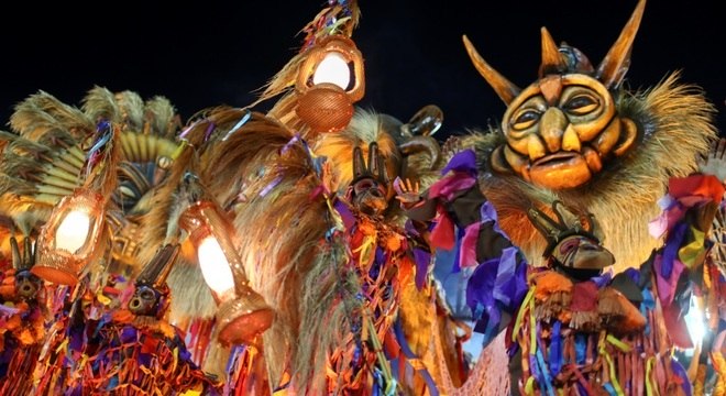 Desfile da Grande Rio contou com presença de muitos famosos 