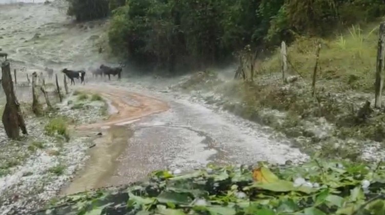 Ainda segundo os instituto, Campanha e Três Corações também foram atingidas. Um telespectador da Record TV Minas registrou os reflexos da tempestade na zona rural de Minduri