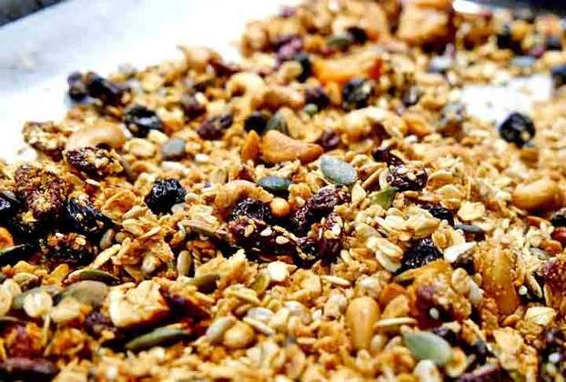 Granola caseira: A granola caseira frequentemente inclui uma variedade de frutas secas, como cranberries, damascos, figos ou maçãs, proporcionando sabor e textura ao cereal.