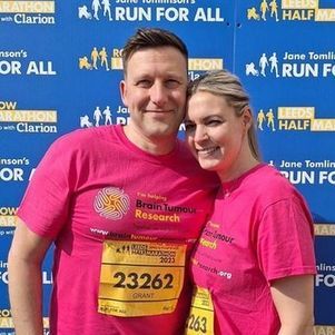 Grant e a esposa Hannah, de 40 anos, na maratona