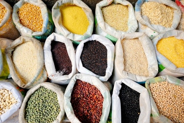 Aposte em alimentos ricos em fibraUma dieta rica em fibras oferece uma série de benefícios para a saúde, incluindo a promoção da digestão saudável, a prevenção da constipação, o controle do apetite e a regulação dos níveis de açúcar no sangue. As fibras também podem contribuir para a perda de peso, pois promovem a saciedade e reduzem o consumo excessivo de calorias. Além disso, as fibras auxiliam na redução do risco de doenças cardiovasculares, ao diminuir os níveis de colesterol. Alguns exemplos de alimentos ricos em fibras incluem grãos integrais como aveia e quinoa, legumes como lentilhas e feijões, frutas como maçãs e peras (com casca), vegetais folhosos, nozes e sementes como chia e linhaça