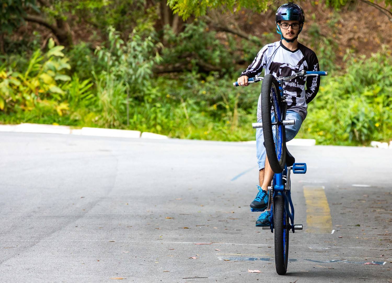 MENINA NO GRAU DE BIKE SEM A MÃO