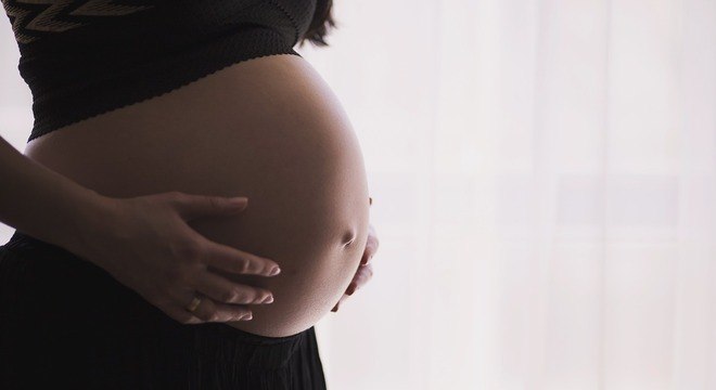 A estabilidade da gestante começa da data da confirmação da gravidez até 5 meses após o parto