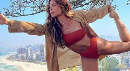 Grazi Massafera em postura de ioga