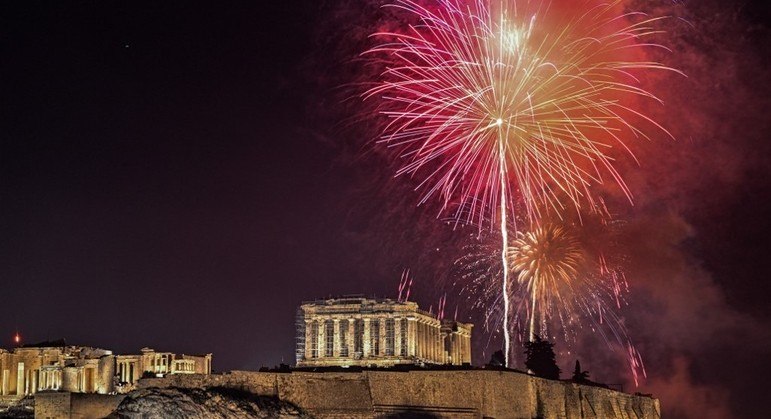 Com o Acrópole em primeiro plano, os gregos celebraram a chegada do Ano-Novo em Atenas, capital do país