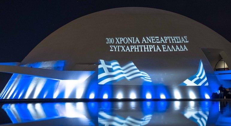 Bandeira da Grécia é projetada na Assembleia Legislativa de Pernambuco