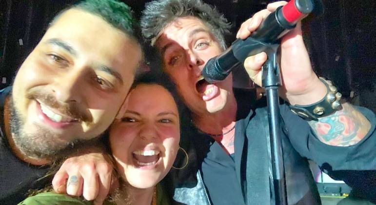 Beatriz Gouvea e Jonas Pagassini ao lado do vocalista da banda Billie Joe Armstrong