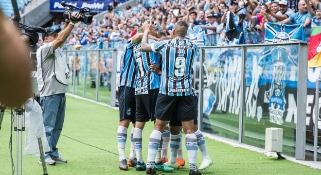 Jogadores do Grêmio comemoram goleada sobre o Brasil de Pelotas