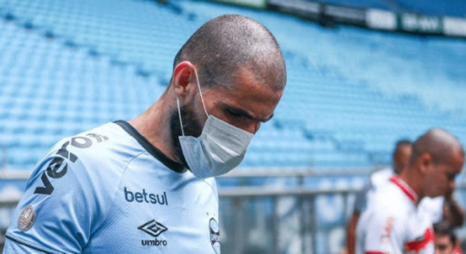 O Ministério da Saúde aprova a volta do futebol. Sem público