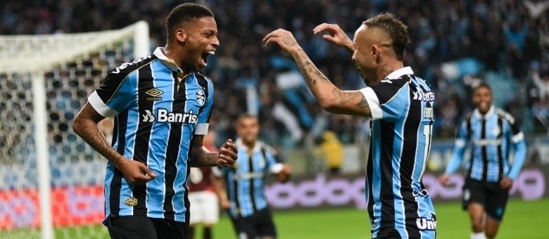 AndrÃ© e Everton celebram o primeiro gol do GrÃªmio na semifinal