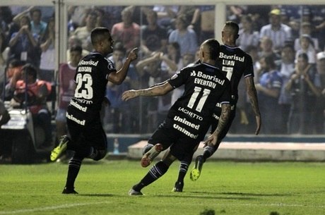 Gremistas comemoram gol de Everton