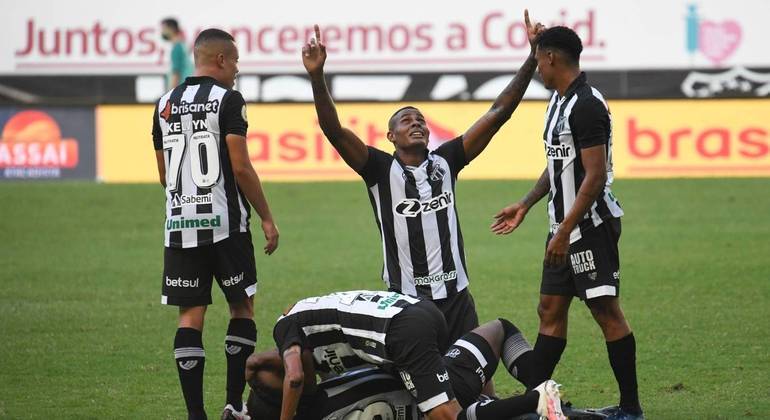 Em partida repleta de reviravoltas, Ceará vence o Grêmio em estreia no Brasileiro
