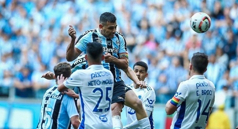 Diego Souza, do Grêmio, disputa bola com a defesa do Cruzeiro em jogo da Série B