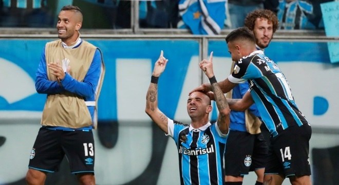 Diego Tardelli comemora o gol que abriu caminho para a vitória do Grêmio