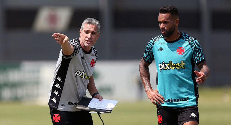 Técnico Jorginho orienta Alex Teixeira no treino do Vasco da Gama no CT Moacyr Barbosa