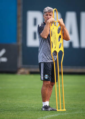 Renato Gaúcho observa treino