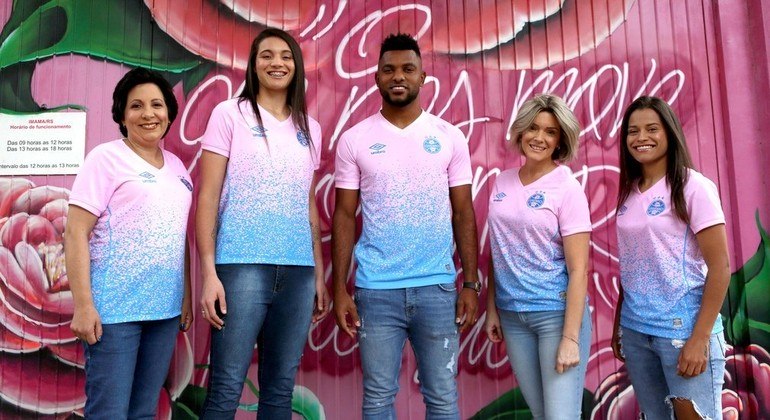 Novo uniforme do Grêmio faz parte de campanha de conscientização sobre o Outubro Rosa
