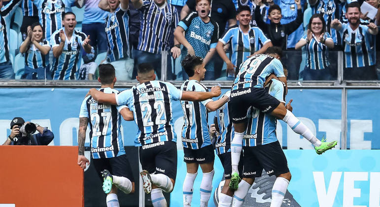 Jogadores do Grêmio comemoram gol na Arena Grêmio