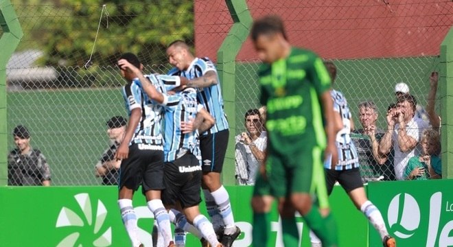 GrÃªmio dÃ¡ enorme passo para chegar Ã  final do Campeonato GaÃºcho ao bater Avenida por 3 a 0