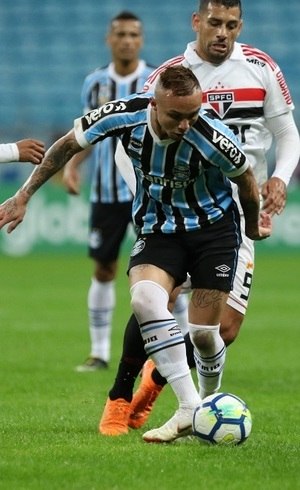 Everton fez os 2 gols do Grêmio