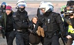 A ativista ecológica sueca Greta Thunberg foi detida, juntamente com outros manifestantes, nesta terça-feira (17), durante um protesto contra a expansão da mina Garzweiler, no oeste da Alemanha